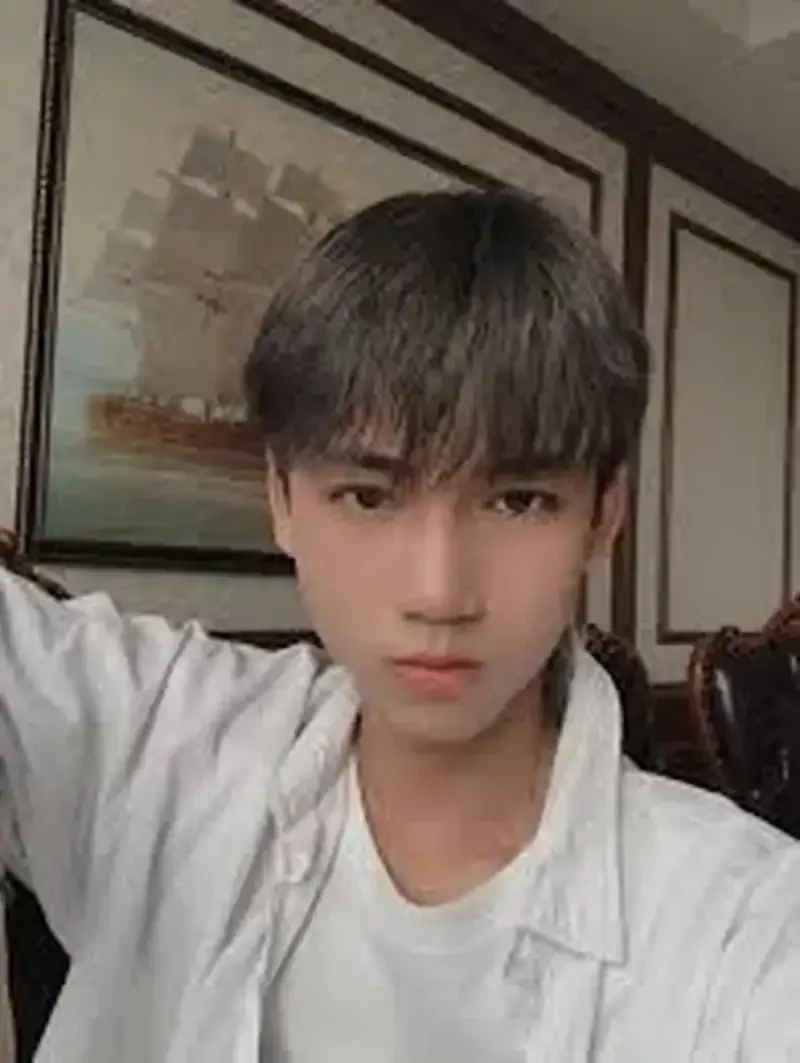 Ảnh trai 2k3 tạo dáng tự nhiên