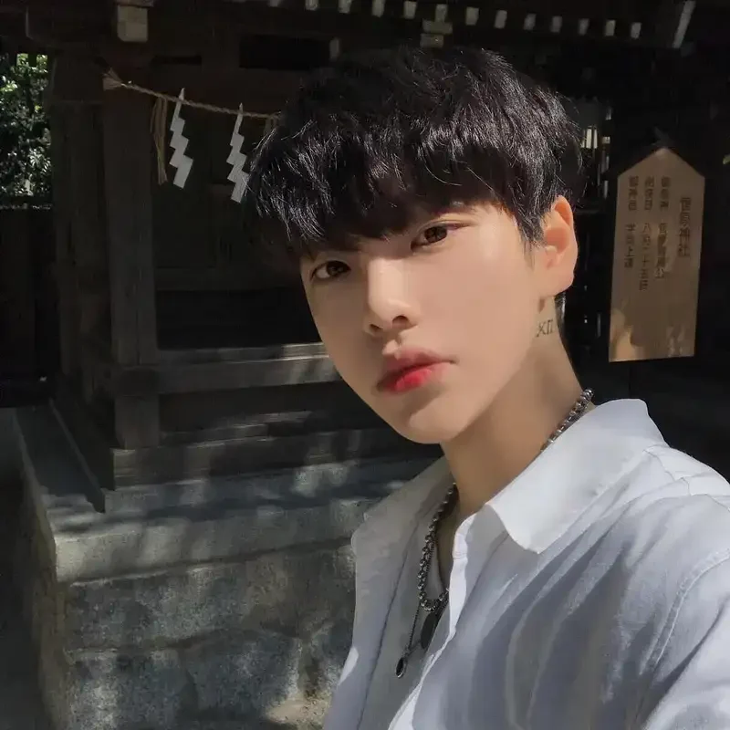 Ảnh trai đẹp 2k2 chụp bên cạnh khung cảnh thiên nhiên