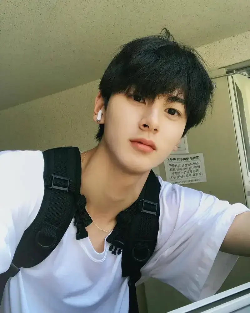 Ảnh trai đẹp 2k1 trong bộ vest lịch lãm