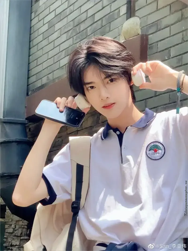 Ảnh trai 2k3 tạo dáng chụp selfie