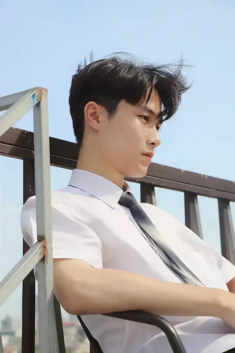 Ảnh trai đẹp 2k3 trong bộ trang phục giản dị