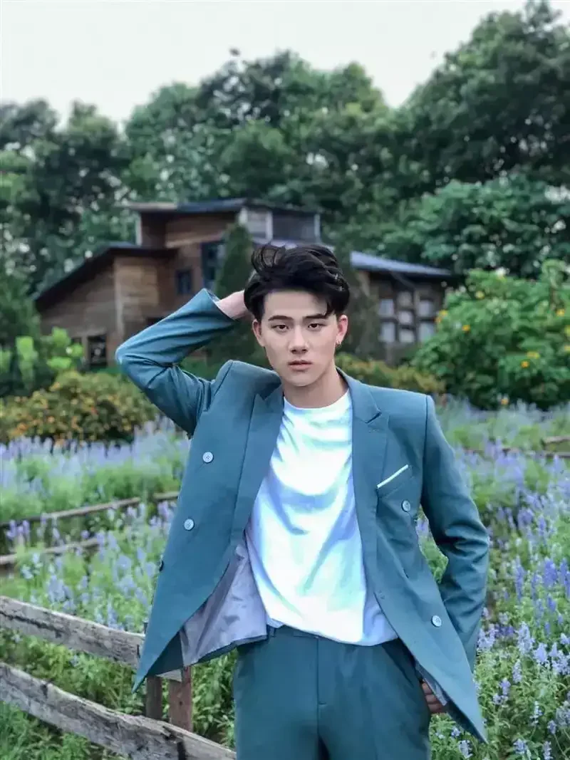 Ảnh trai 2k3 với ánh mắt cuốn hút