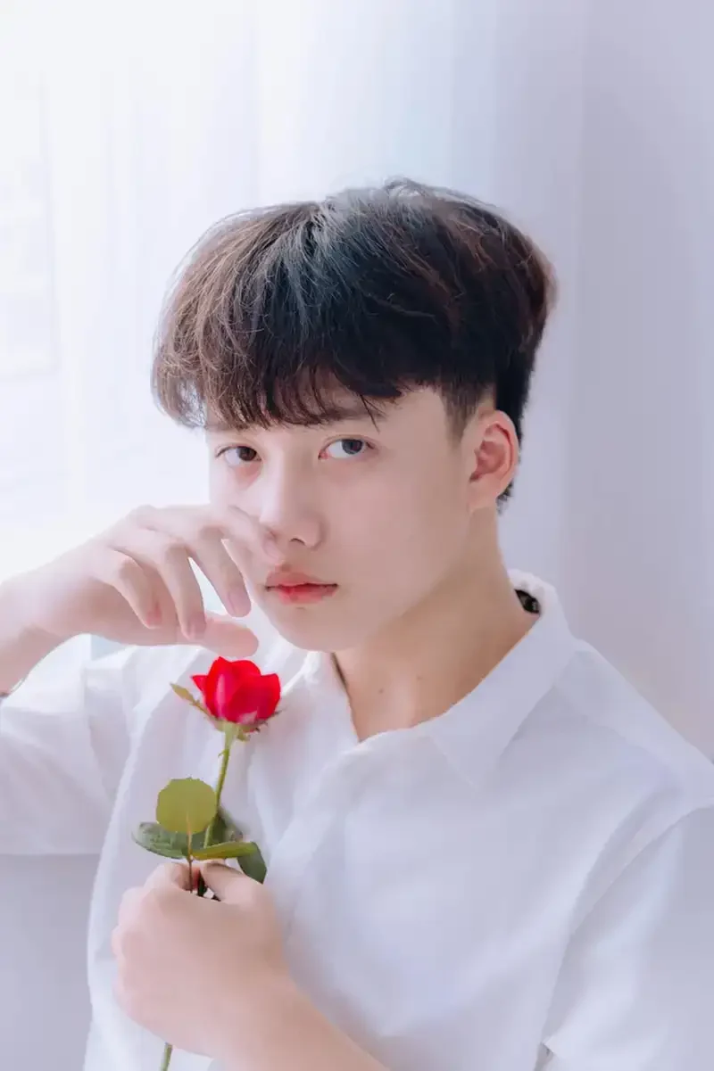 Ảnh trai 2k3 trong bộ trang phục cá tính