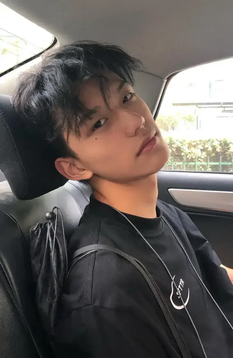 Ảnh trai đẹp 2k6 với ánh nhìn mạnh mẽ