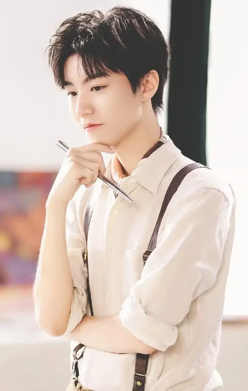 Ảnh trai đẹp 2k6 với bộ trang phục lịch lãm