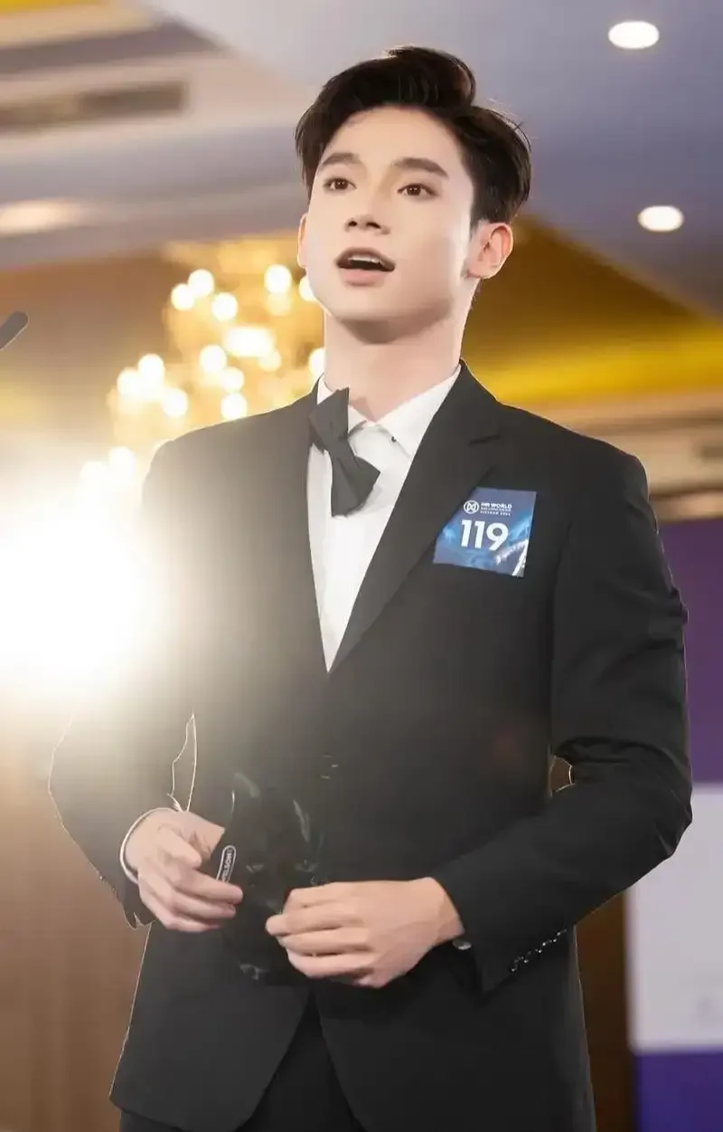 Hình ảnh trai đẹp 2k5 trong bộ trang phục hiện đại