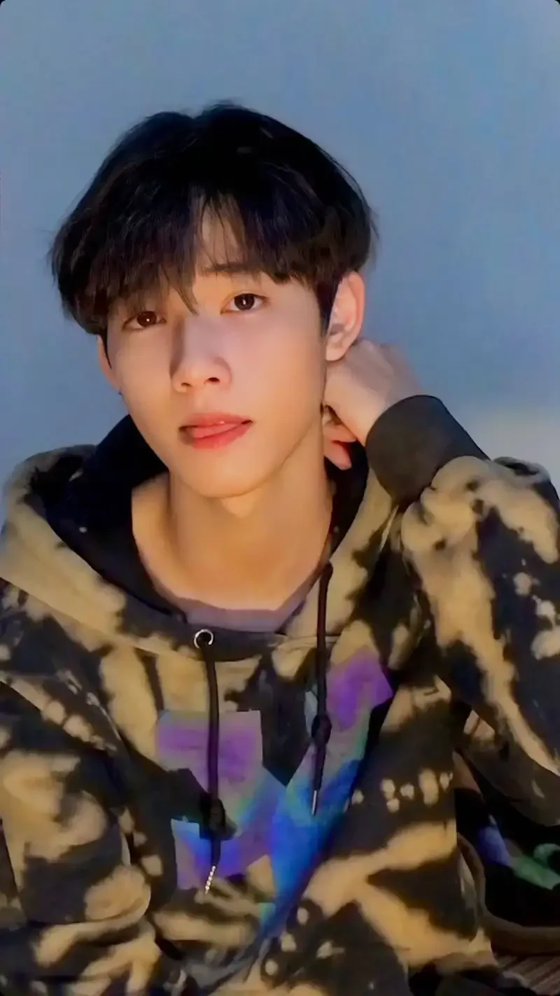 Ảnh trai đẹp 2k2 với bộ trang phục thanh lịch