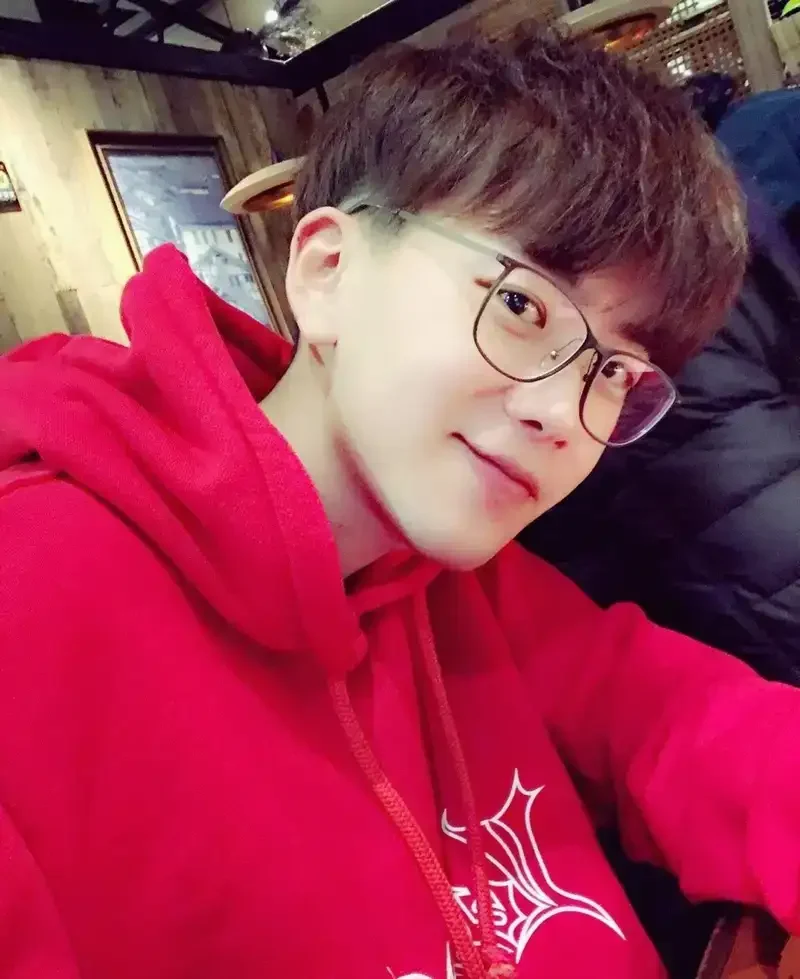 Ảnh trai đẹp 2k4 chụp ngoài trời