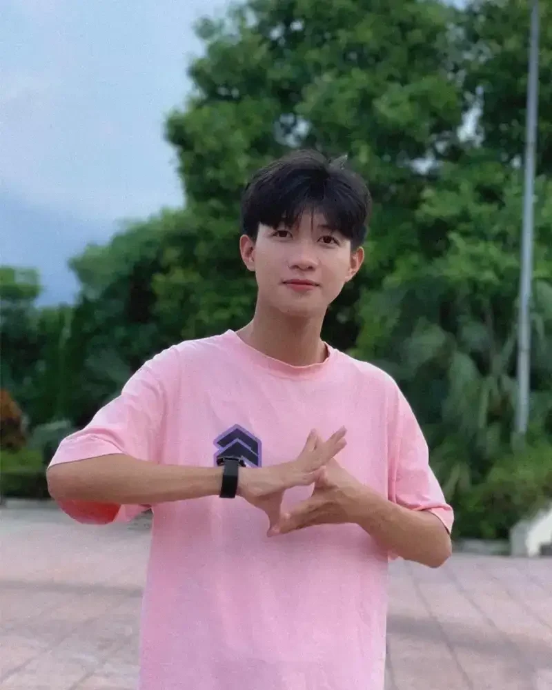 Ảnh trai đẹp 2k5 trong bộ trang phục năng động