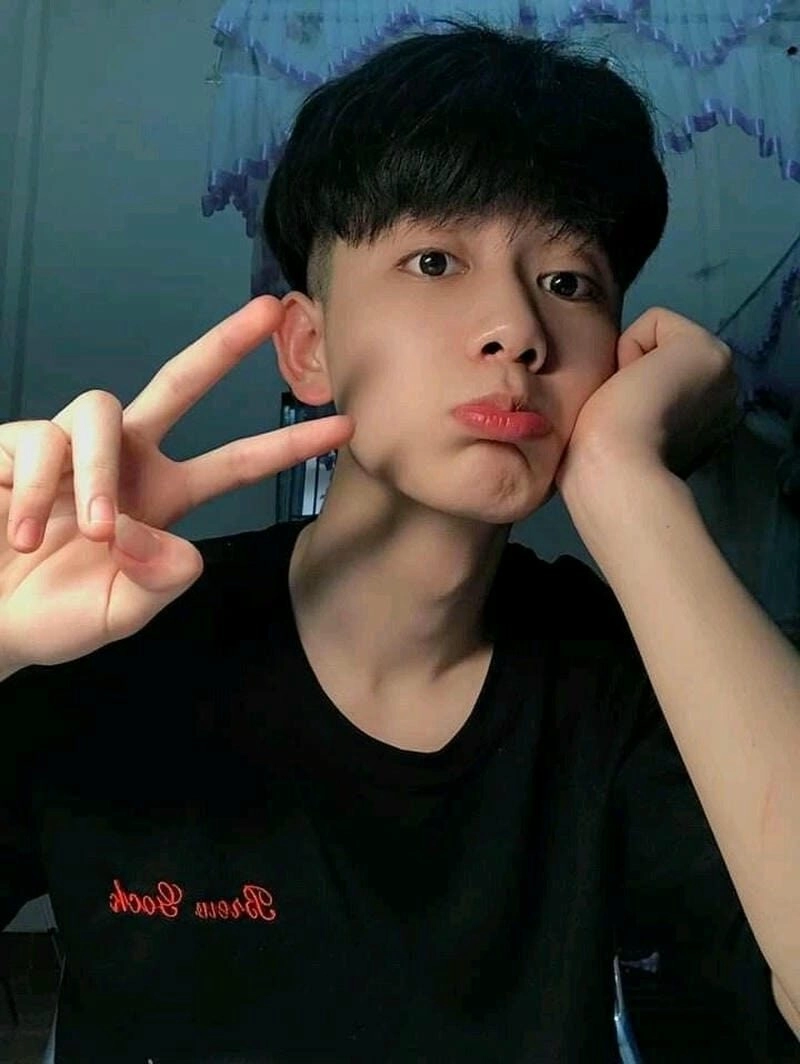 Ảnh trai đẹp 2k7 chụp trước gương với áo thun