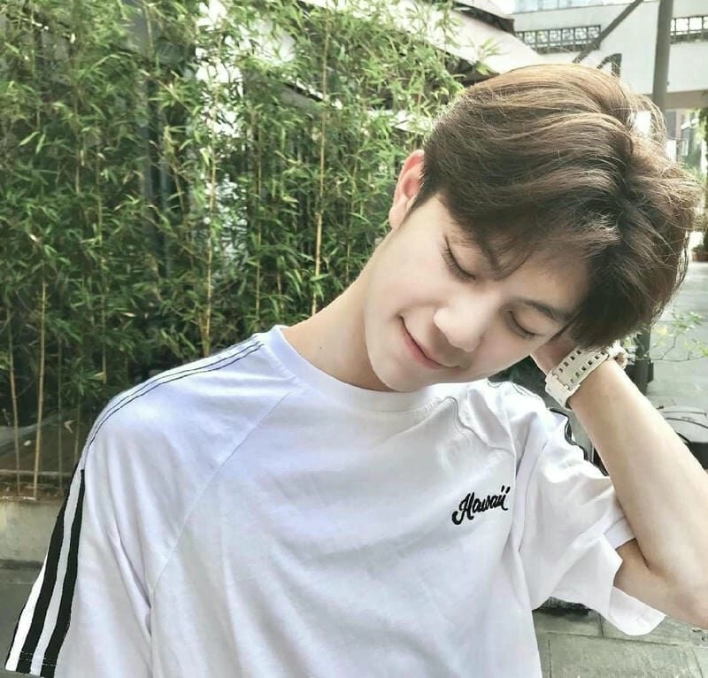 Ảnh trai đẹp 2k7 chụp giữa sân trường