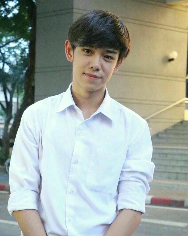 Ảnh trai đẹp 2k7 nhìn chính diện mái tóc gọn gàng