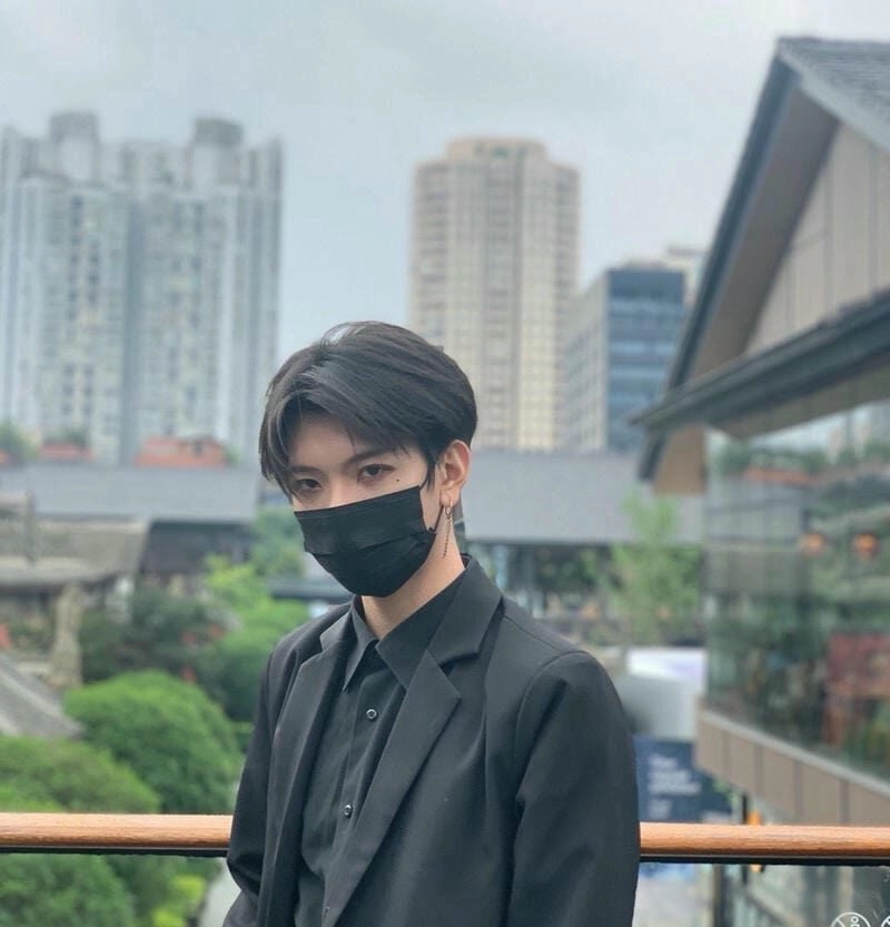 Ảnh trai đẹp 2k7 học sinh mặc áo đen