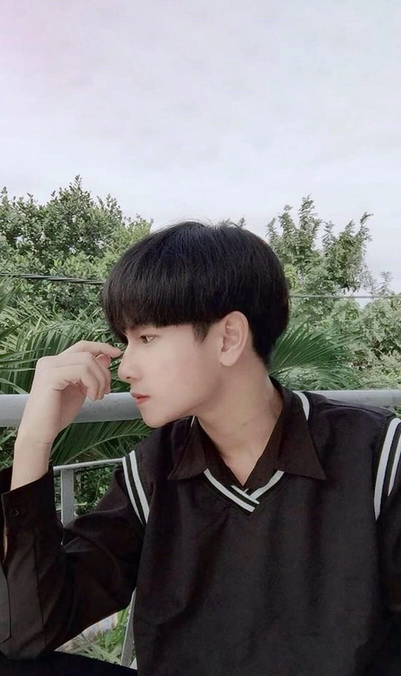 Ảnh trai đẹp Việt Nam 2k7 che mặt với kiểu áo hoodie