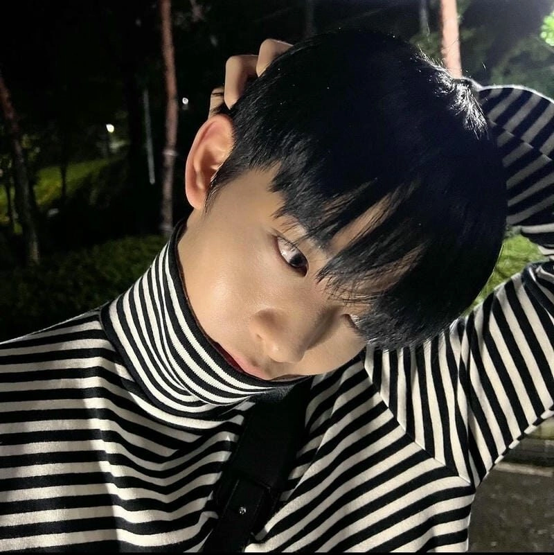 Ảnh trai 2k7 che mặt và ánh mắt mạnh mẽ