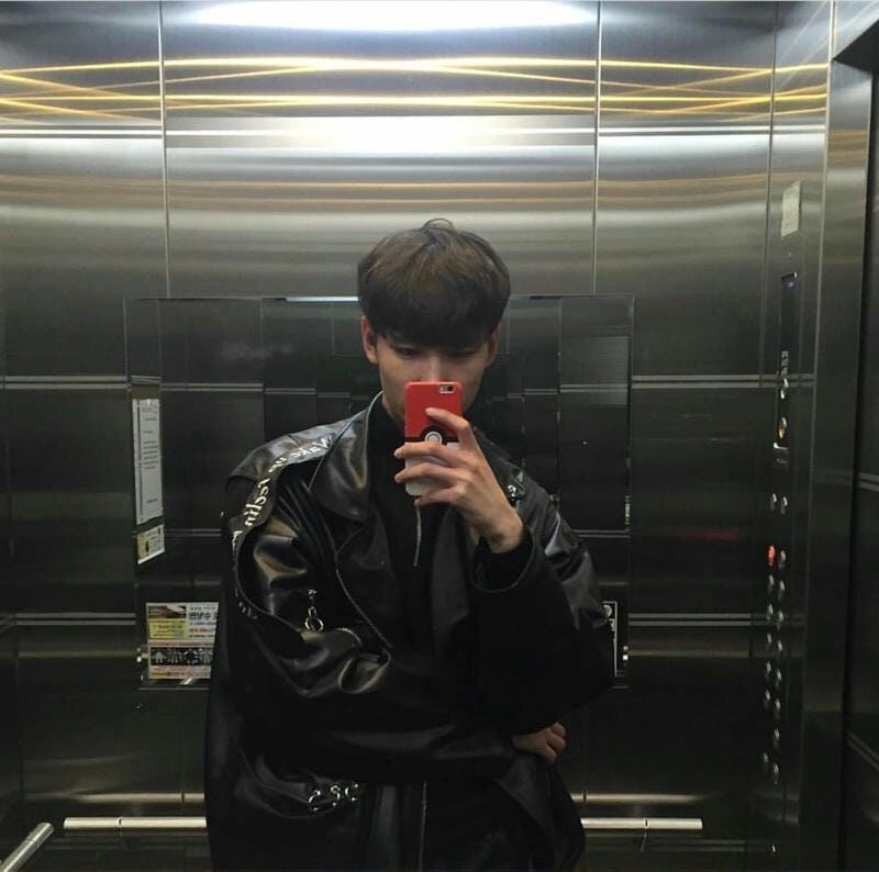 Ảnh trai đẹp che mặt 2k7 tạo dáng trước gương