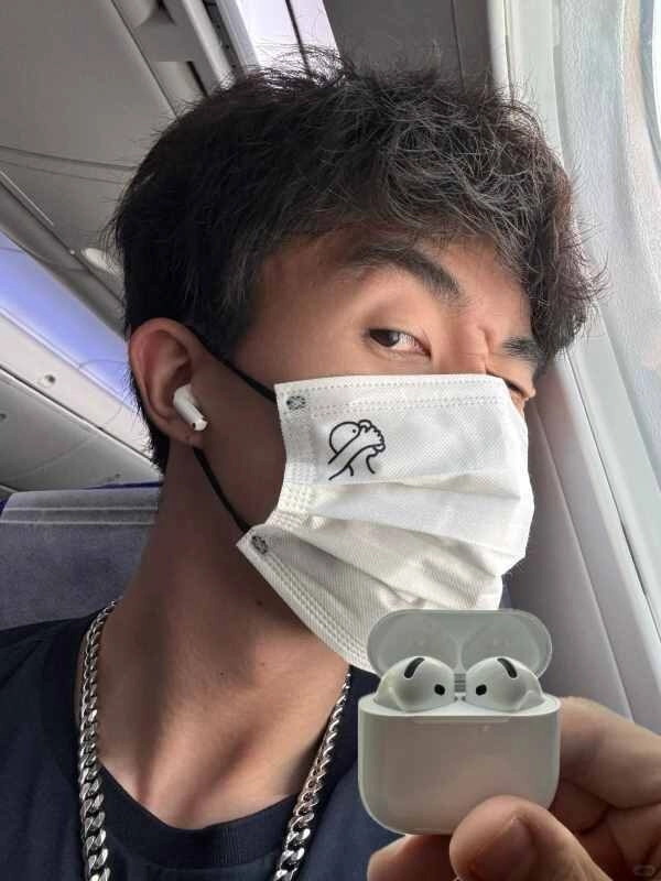 Ảnh trai đẹp đeo tai nghe