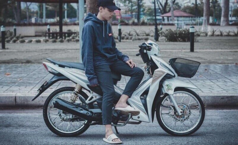 Ảnh trai ngồi xe wave độ