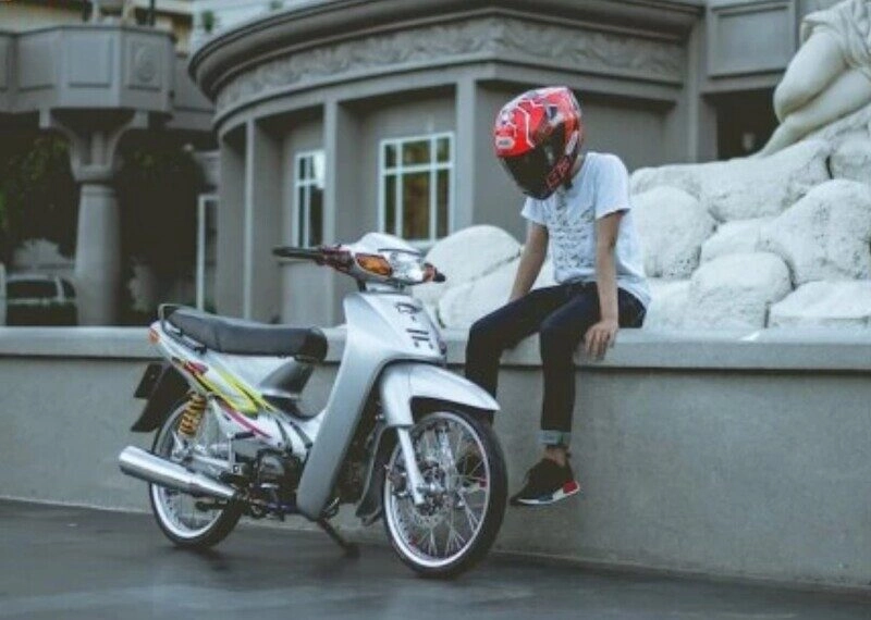 Ảnh trai ngồi xe wave độ