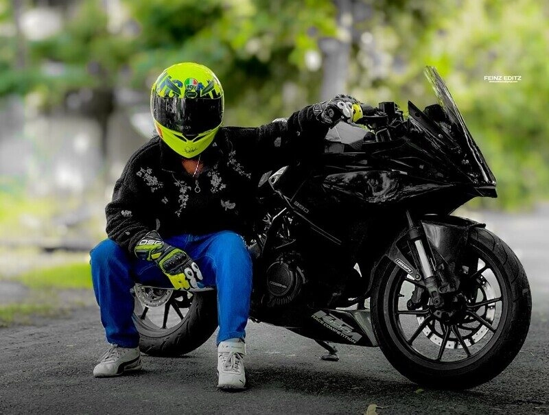 Chụp hình với xe độ nam