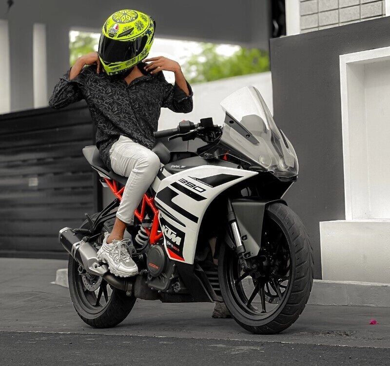 Chụp hình với xe độ nam