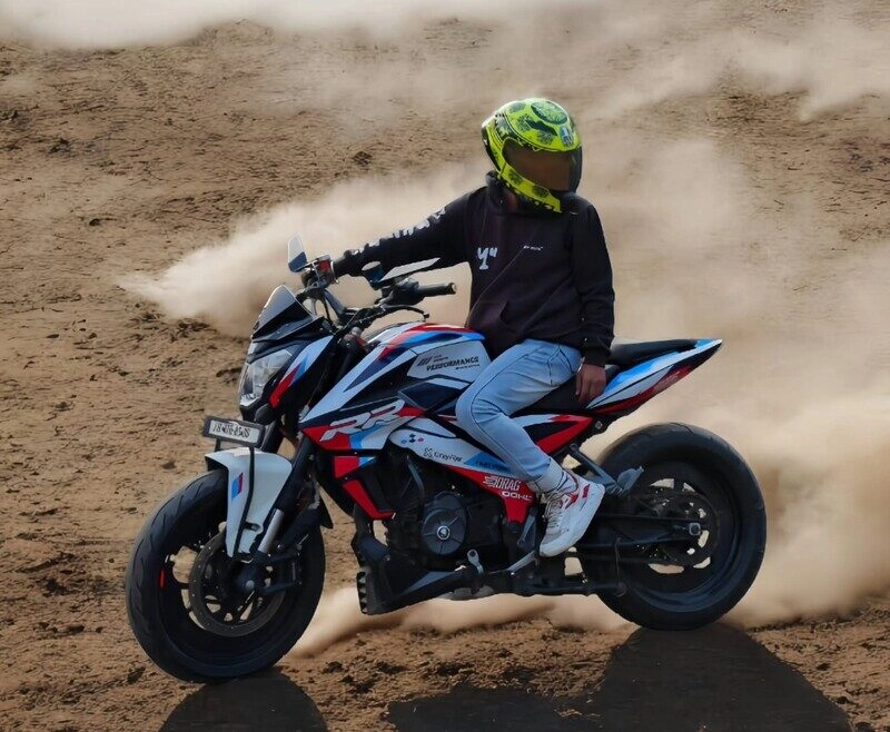 Chụp hình với xe độ nam