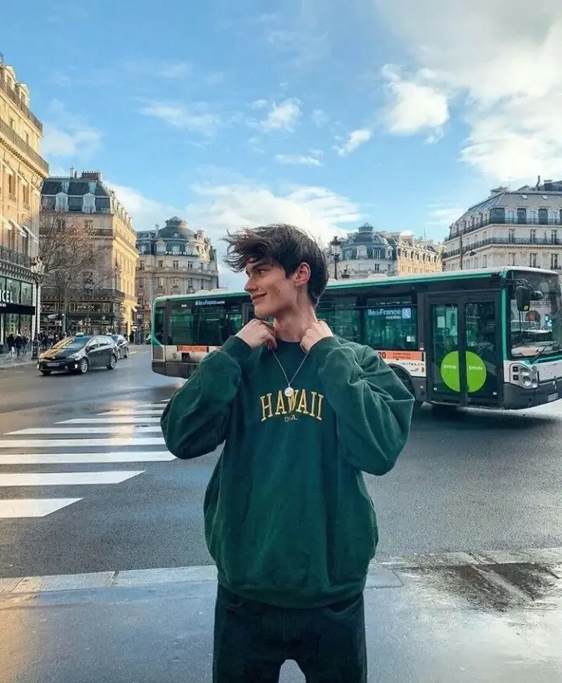 Chụp ảnh selfie nam với góc máy từ trên xuống