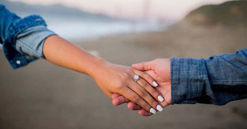 Hình ảnh nắm tay người yêu thật bình yên