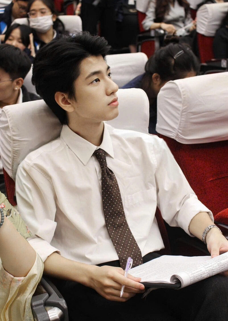 Hình ảnh nam sinh đại học chững chạc