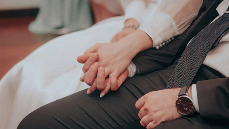 Hình ảnh hai vợ chồng nắm tay tình cảm