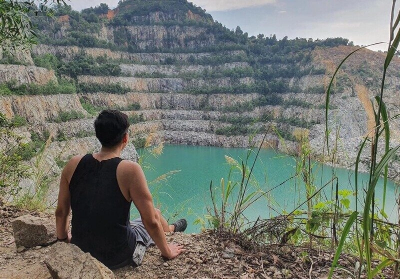 hình ảnh nam quay lưng