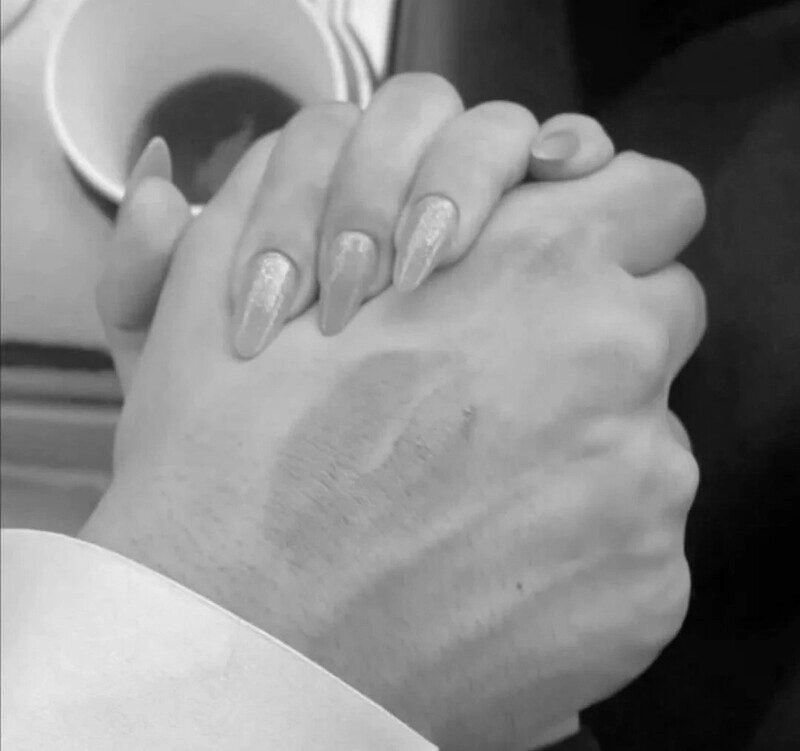 hình ảnh nắm tay đen trắng, ảnh nắm tay đẹp