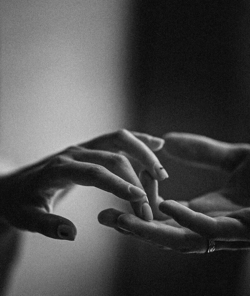 hình ảnh nắm tay đen trắng, ảnh nắm tay đẹp