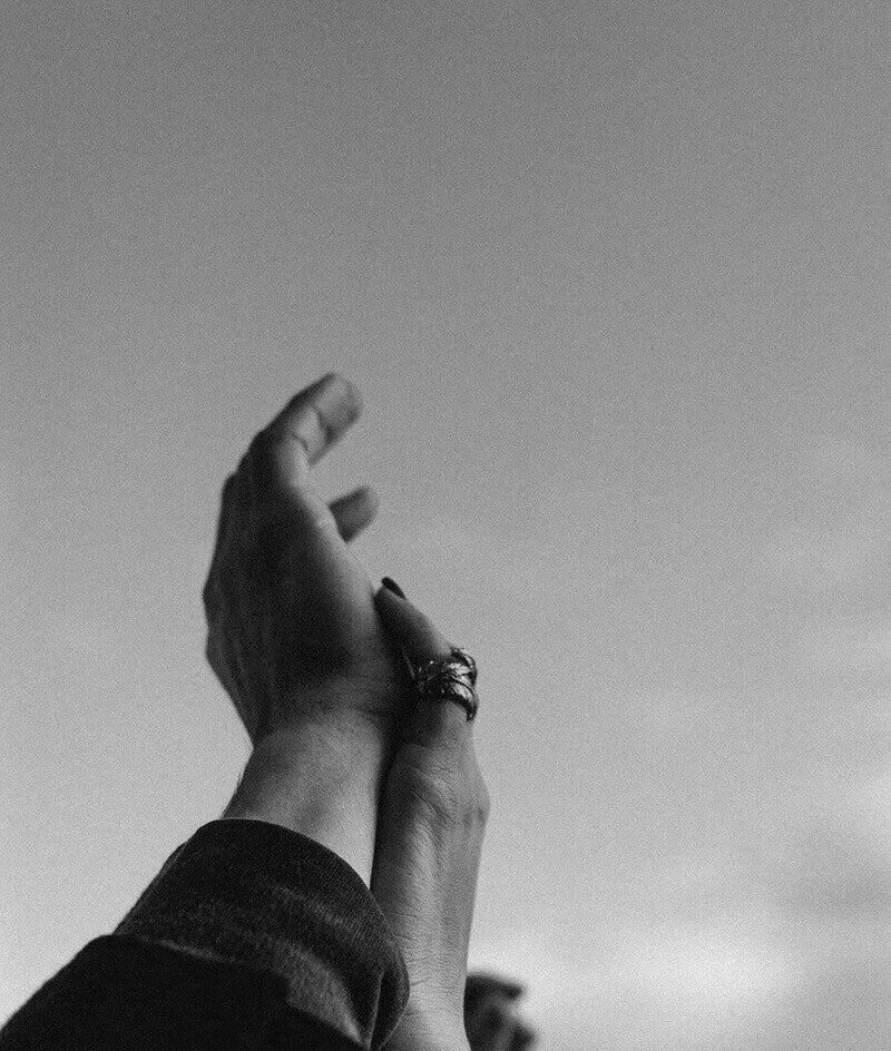 hình ảnh nắm tay đen trắng, ảnh nắm tay đẹp