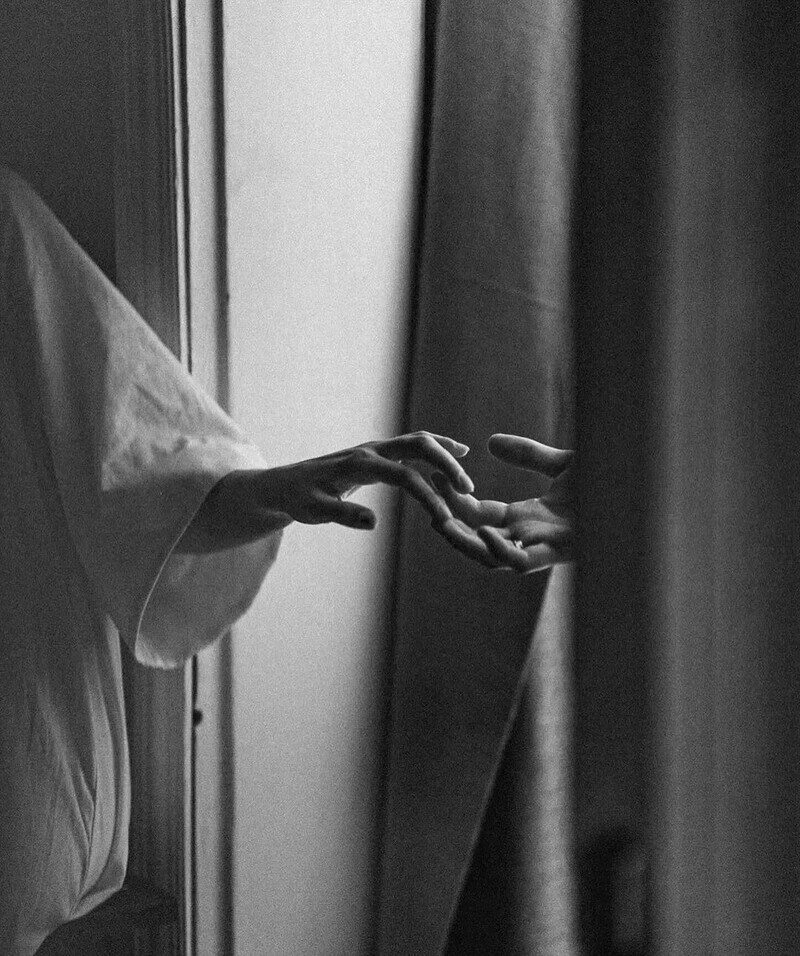 hình ảnh nắm tay đen trắng, ảnh nắm tay đẹp