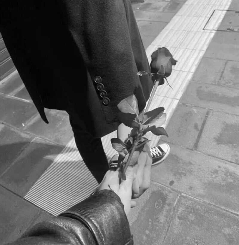 hình ảnh nắm tay đen trắng, ảnh nắm tay đẹp