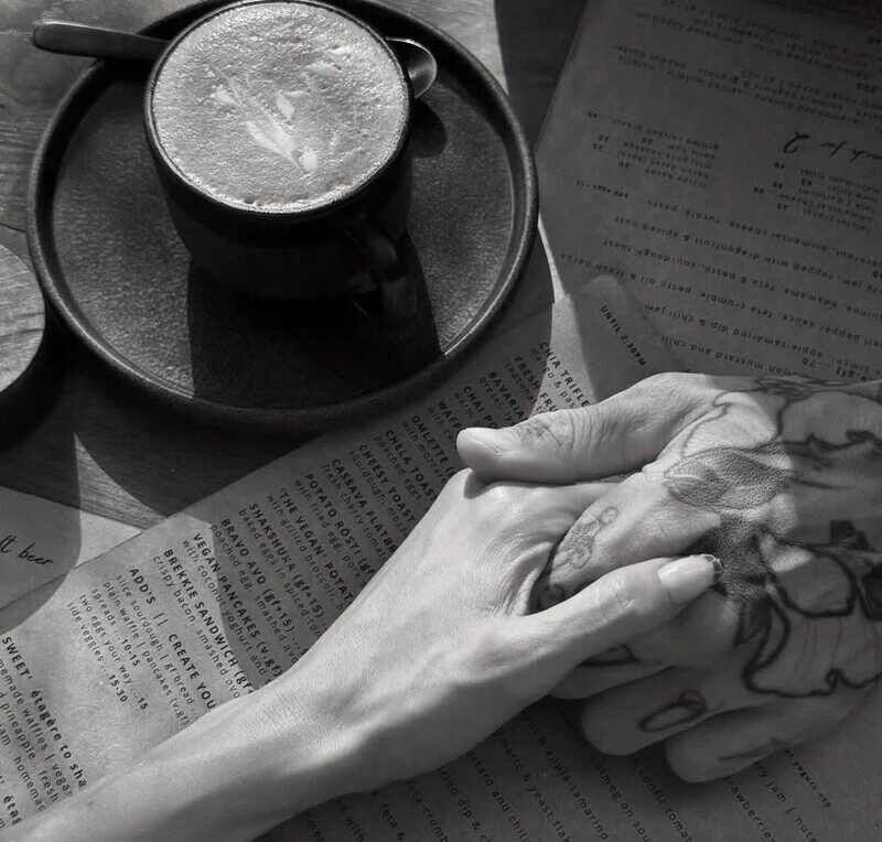 hình ảnh nắm tay đen trắng, ảnh nắm tay đẹp