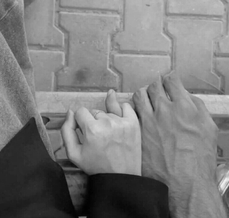 hình ảnh nắm tay đen trắng, ảnh nắm tay đẹp