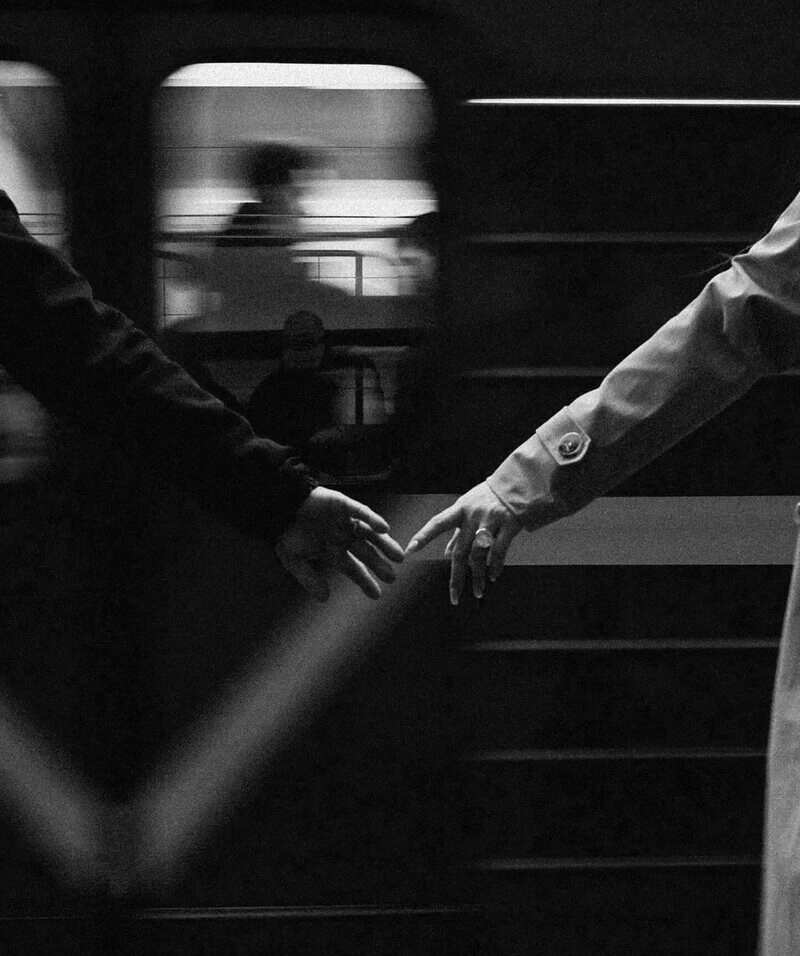 hình ảnh nắm tay đen trắng, ảnh nắm tay đẹp