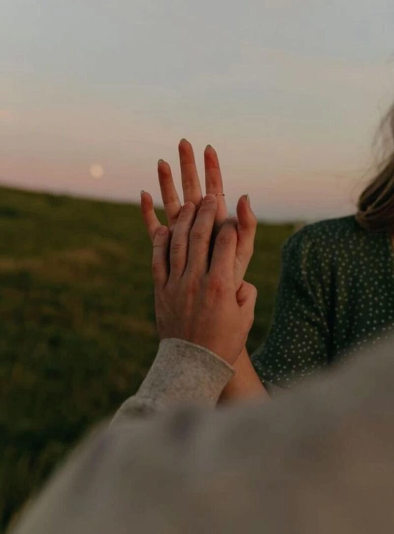 ảnh nắm tay nhau thật, chụp ảnh nắm tay