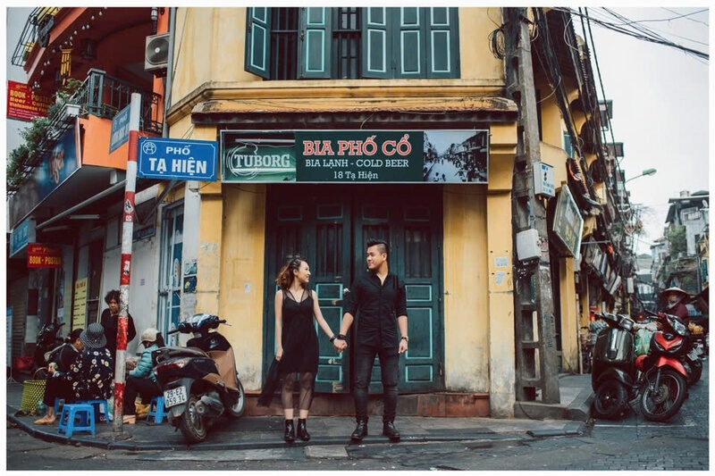 Hình ảnh nắm tay người yêu chụp ảnh ở phố cổ