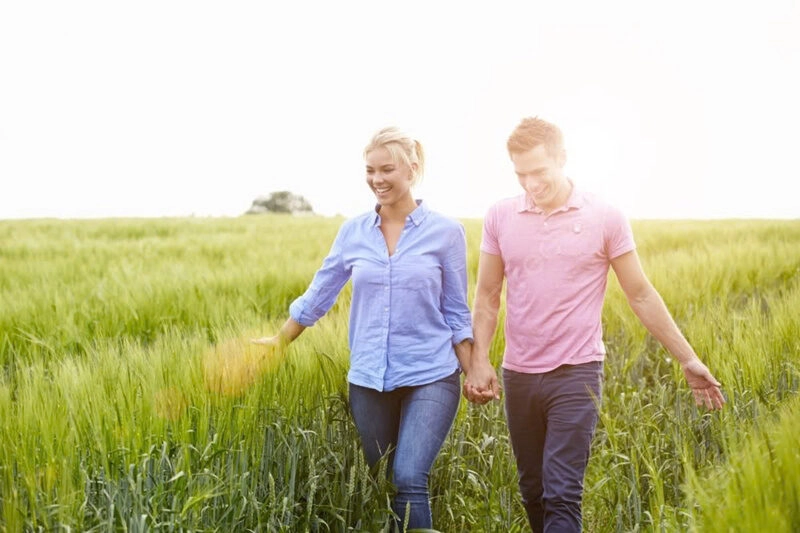 Hình ảnh nắm tay người yêu đi dạo vui vẻ trên cánh đồng