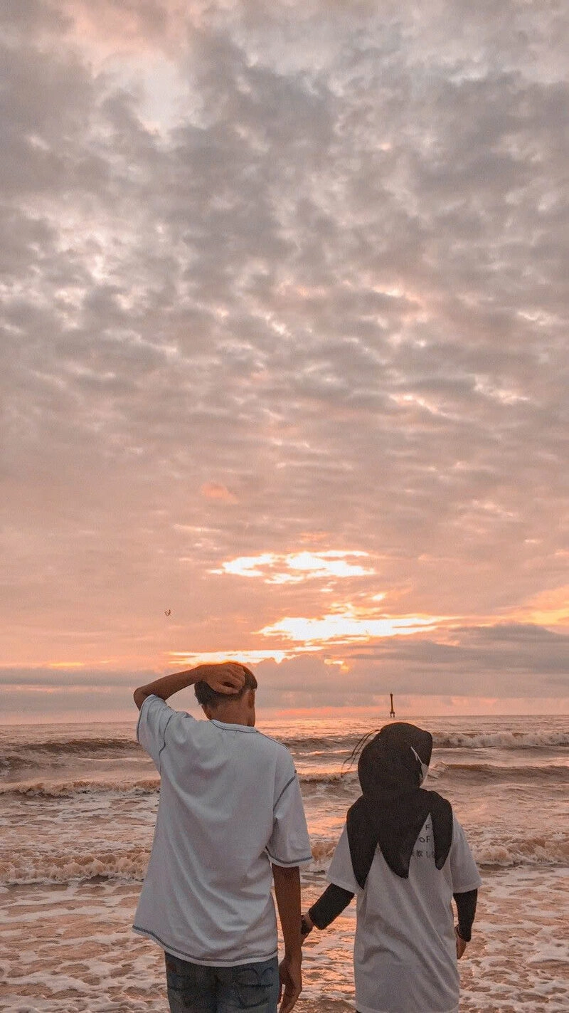 Hình ảnh nắm tay người yêu đi dạo vui vẻ trên bãi biển