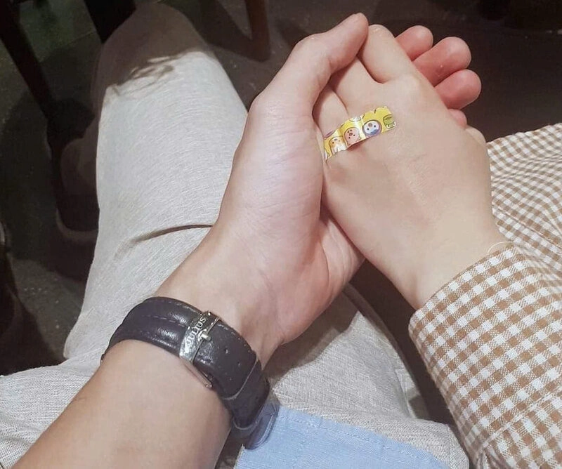 Hình ảnh tay trong tay lãng mạn