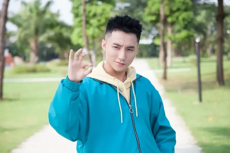 Nam selfie tạo dáng với tay chạm nhẹ lên mặt