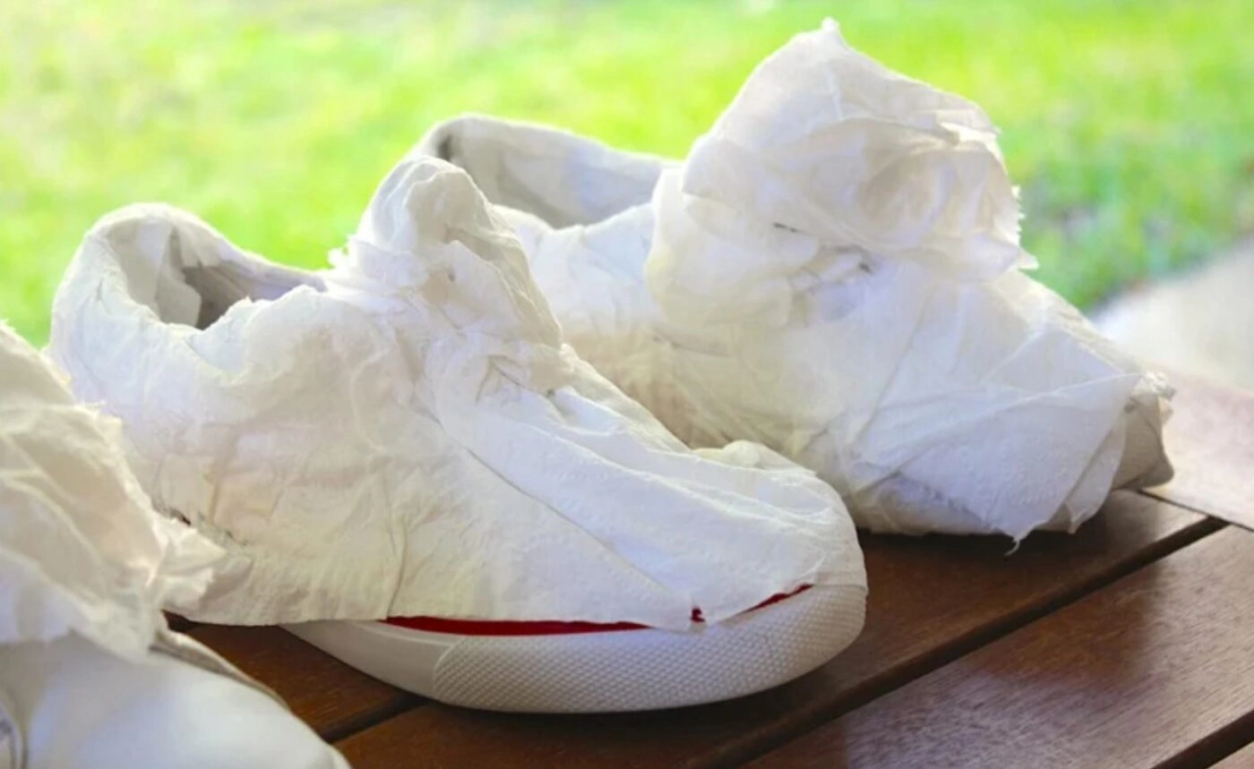 Tẩy giày bị ố vàng bằng giấy vệ sinh và nước