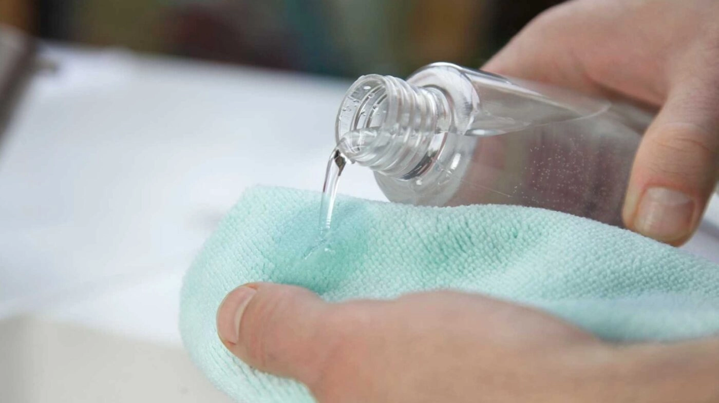 Tẩy trắng giày ố vàng bằng oxy già