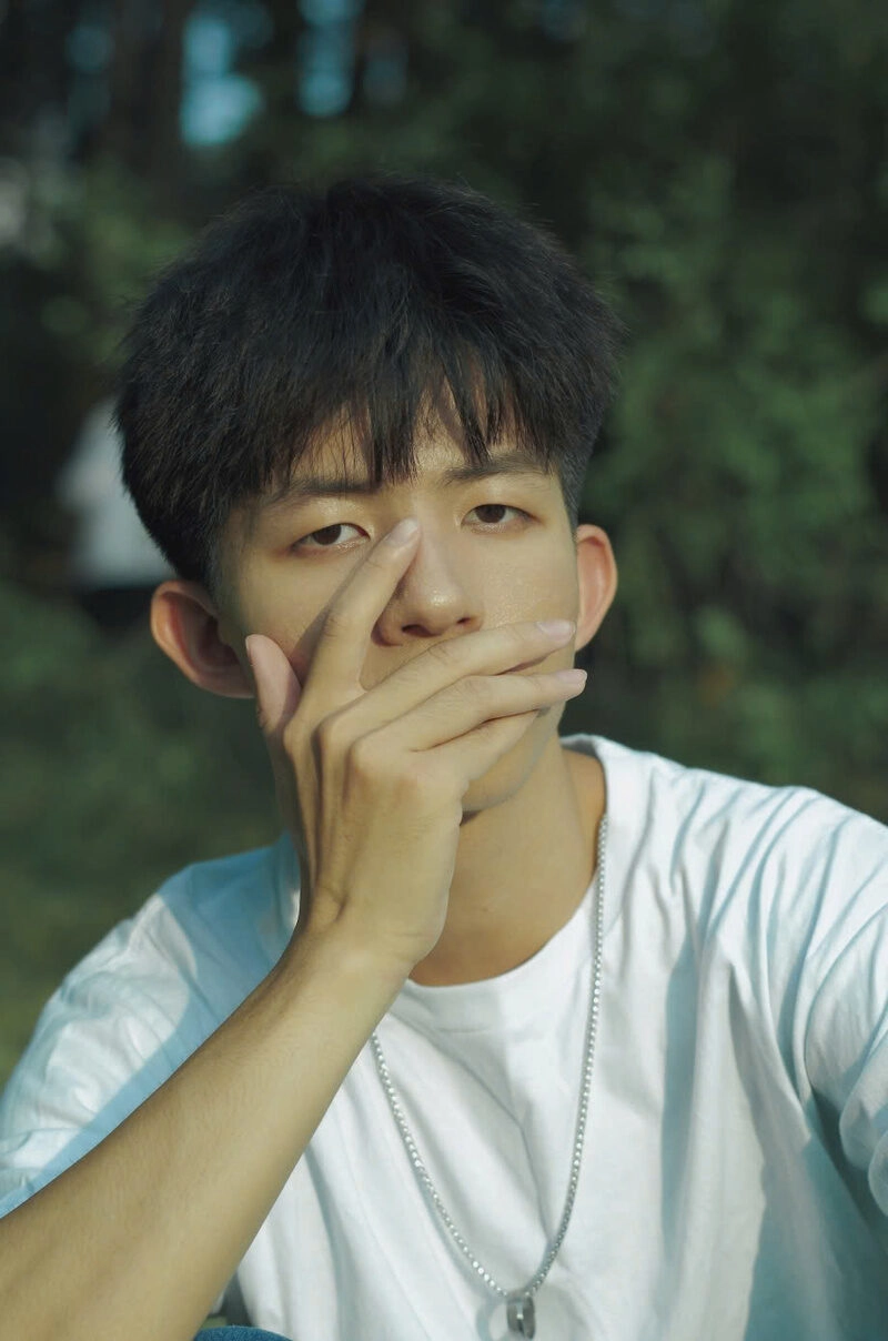 Hình ảnh nam sinh che mặt ngầu