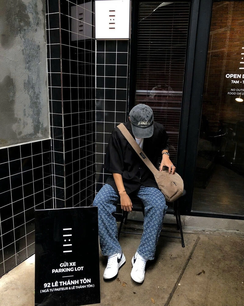 Hình ảnh trai đẹp ngồi che mặt