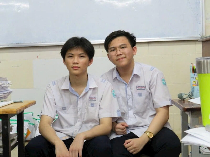 Hình ảnh đôi bạn học sinh nam cấp 2 thân thiết